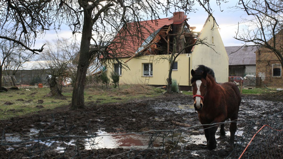 Kiadták a figyelmeztetéseket a rohamosan közeledő ítéletidő miatt, térképeken mutatjuk, mire számíthat