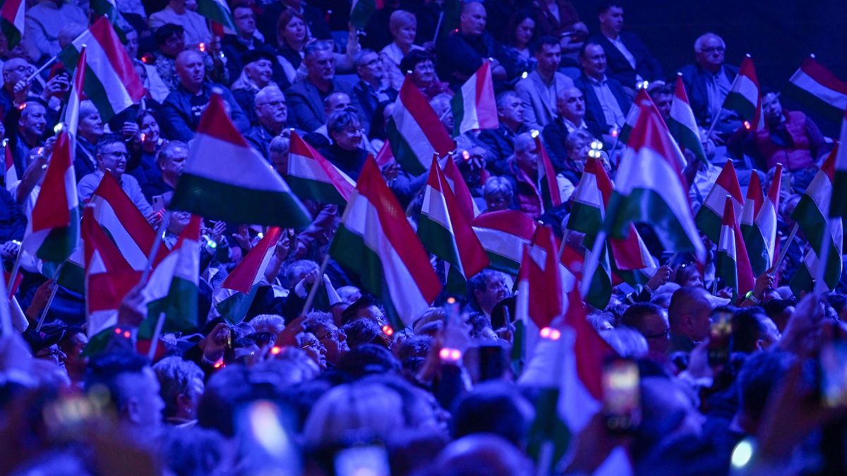 Ukrán fenyegetések és politikai erőszak közepette is erősödik a Fidesz támogatottsága