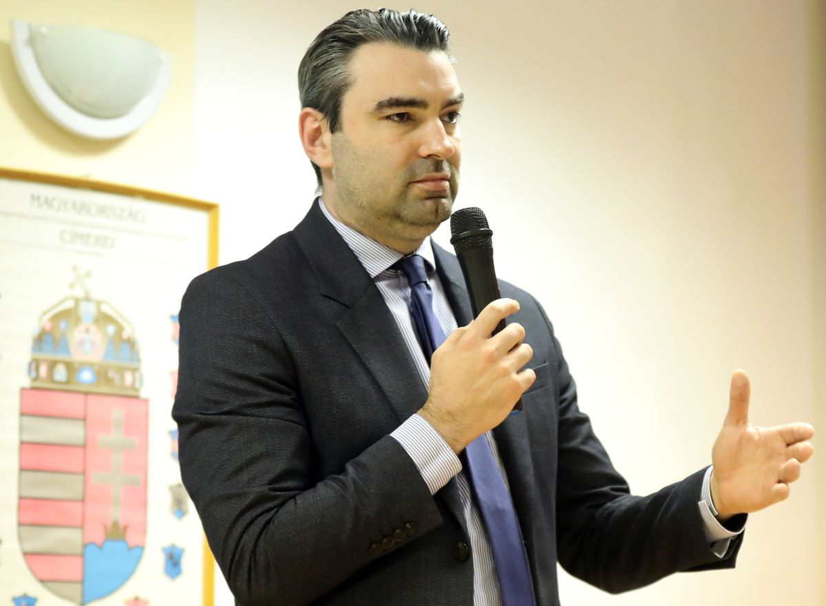 20200228 Szeged
CÖF Klubban találkozó ifj. Lomniczi Zoltánnal.
Külföldi kitekintéssel kezdte előadását ifj. Lomnici Zoltán, alkotmányjogász a Civil Összefogás Fórum (CÖF), a Civil Összefogás Közhasznú Alapítvány, a szegedi Kereszténydemokrata Klub és a Szegedi CÖF Klub közös, szegedi rendezvényén.
Fotó: Frank Yvette (FY) Délmagyarország