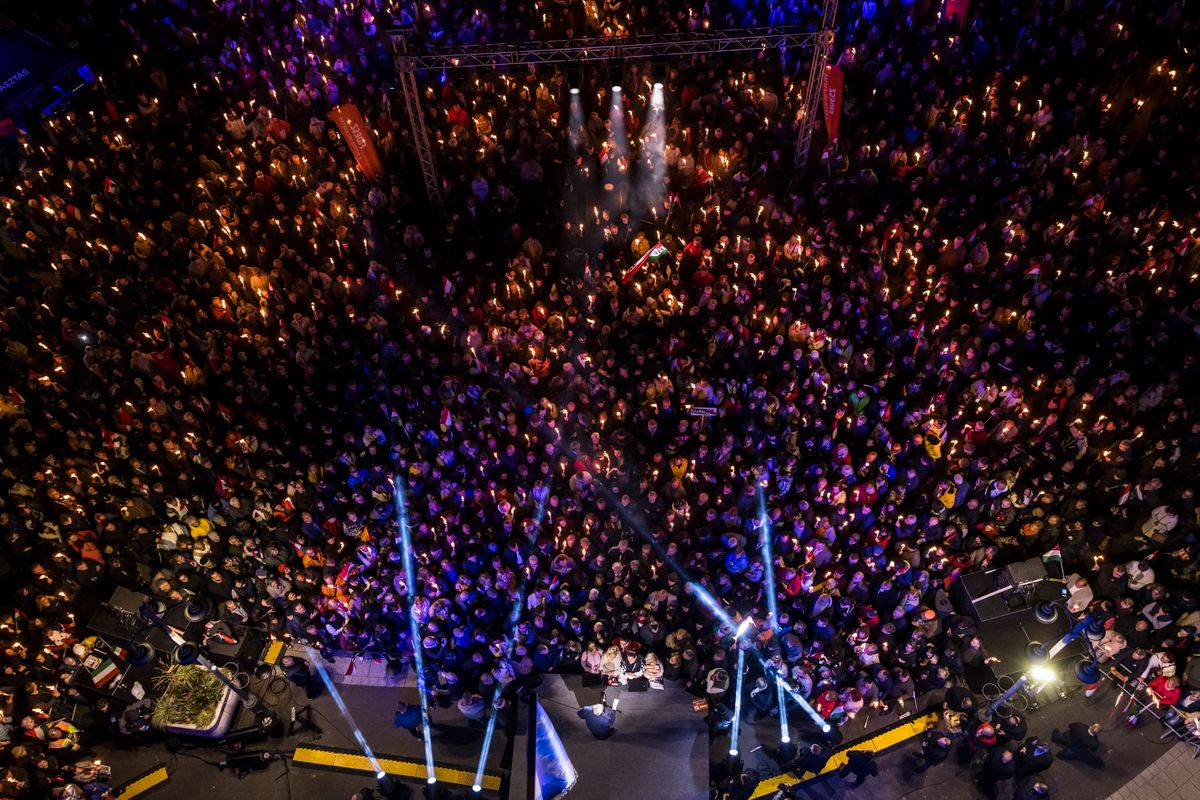 Kaposvár, 2026. március 16.
A Miniszterelnöki Kommunikációs Főosztály által közreadott képen Orbán Viktor miniszterelnök, a Fidesz elnöke (k, lent) beszédet mond országjárásának kaposvári állomásán, a Kossuth téren 2026. március 16-án.
MTI/Miniszterelnöki Kommunikációs Főosztály/Kaiser Ákos