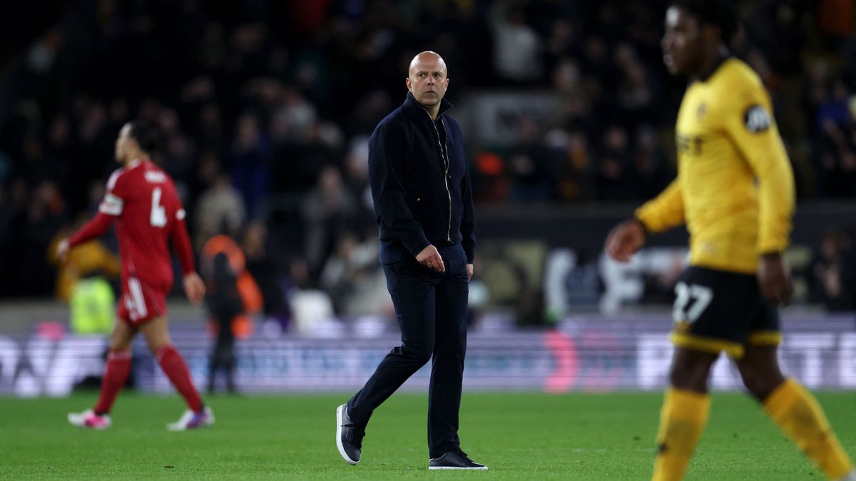 Arne Slot nem mondott le a sereghajtó elleni kudarc után, szerencséről beszélt