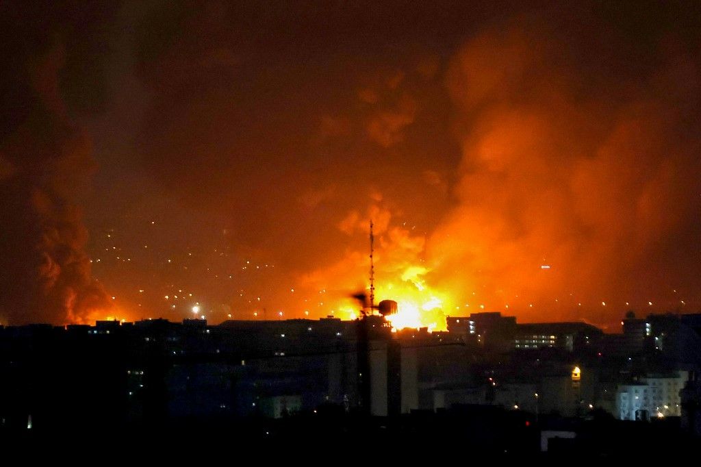 Irán ismét rakétákkal támadta Izraelt, azután, hogy Izrael további támadásokat indított Teherán ellen. A képen: Füst és tűz emelkedik a teheráni Mehrabad nemzetközi repülőtér légitámadásának helyszínéről 2026. március 7-én. Fotó: ATTA KENARE / AFP