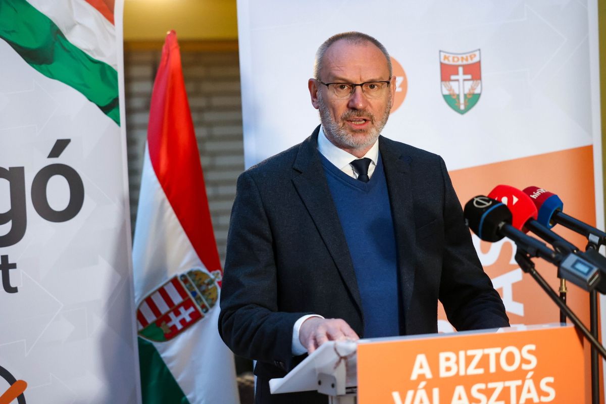 Baja, 2026. március 17.
Zsigó Róbert, a Kulturális és Innovációs Minisztérium parlamenti államtitkára, a Fidesz országgyűlési képviselője, képviselőjelöltje a kormánypártok országjárásának bajai fóruma előtt tartott sajtótájékoztatón 2026. március 17-én.
MTI/Kiss Dániel