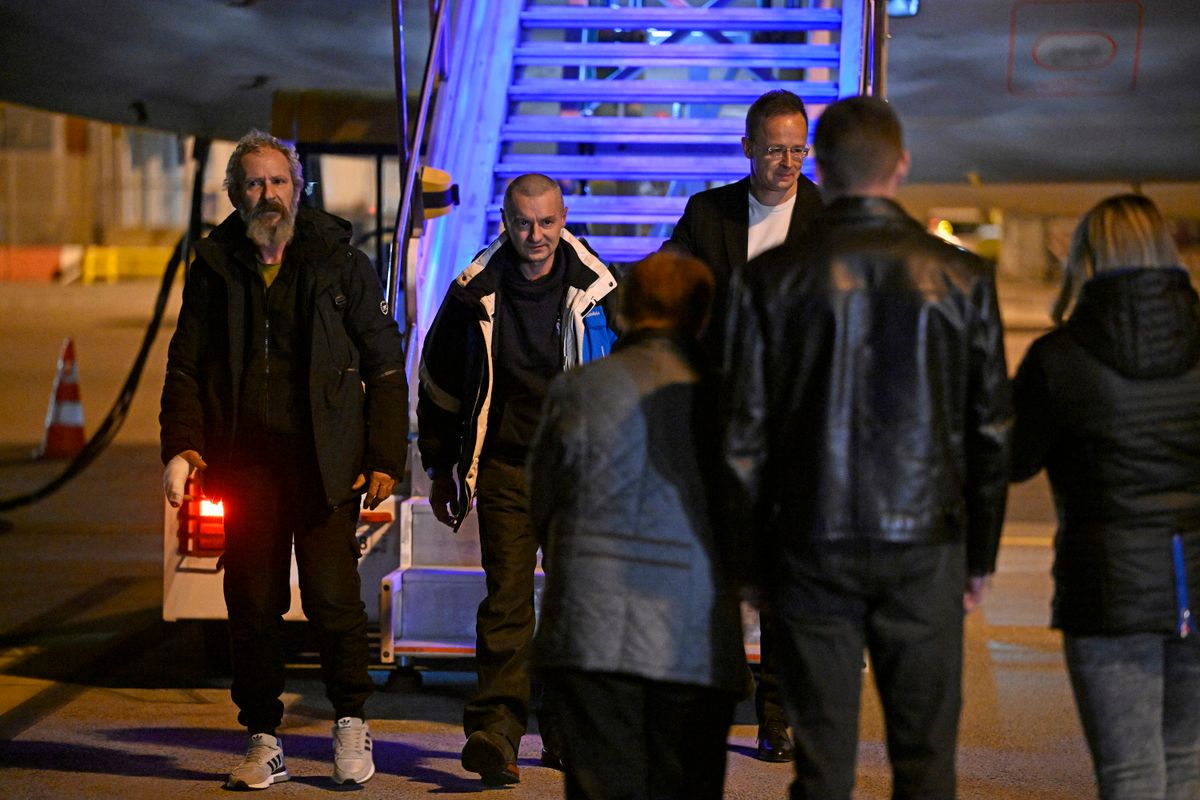 Budapest, 2026. március 5.
Szijjártó Péter külgazdasági és külügyminiszter (b3) és a vele Budapestre érkező két kényszersorozott kárpátaljai magyar hadifogoly (b1 és b2) a Liszt Ferenc Nemzetközi Repülőtéren 2026. március 5-én hajnalban. A magyar állampolgársággal is rendelkező, magyar nemzetiségű férfiak elengedését a miniszterrel előző nap Moszkvában folytatott tárgyalásán hagyta jóvá Vlagyimir Putyin orosz elnök.
MTI/Bodnár Boglárka