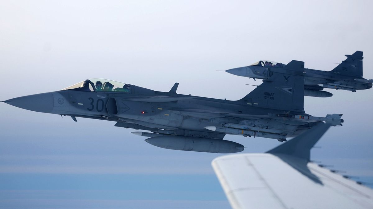 20251112 Litvánia Siauliai katonai repülőtér
NATO Balti misszió
Augusztus 1-je óta négy hónapon keresztül a spanyolokkal együtt Magyarország felel a balti államok légtérvédelméért. A balti misszió során a magyar katonák, illetve a kecskeméti Gripenek Litvánia, Lettország és Észtország biztonságáért hajtanak végre szolgálatot. Erre azért van szükség, mert a balti államoknak nincsenek vadászgépeik, így 2004-es NATO csatlakozásuk óta légtérvédelmüket a szövetséges látják el. Oroszország szomszédságában jelenleg ez számít a legveszélyesebb NATO-missziónak.
Fotó: Pozsgai Ákos PÁ
Petőfi Népe PN
A képen: Gripen vadászgép