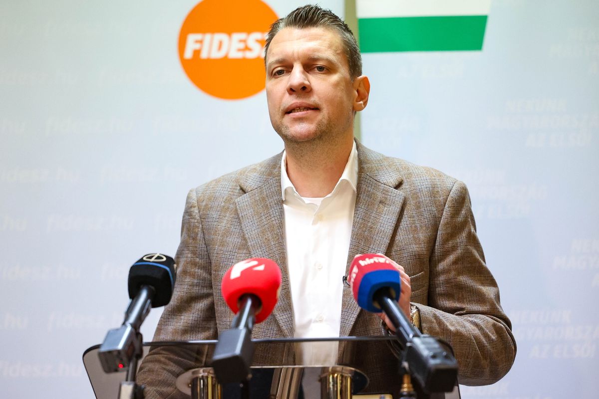 Jánoshalma, 2026. március 4.
Menczer Tamás, a Fidesz-KDNP kommunikációs igazgatója a kormánypártok országjárásának jánoshalmi fóruma előtt tartott sajtótájékoztatón 2026. március 4-én.
MTI/Kiss Dániel