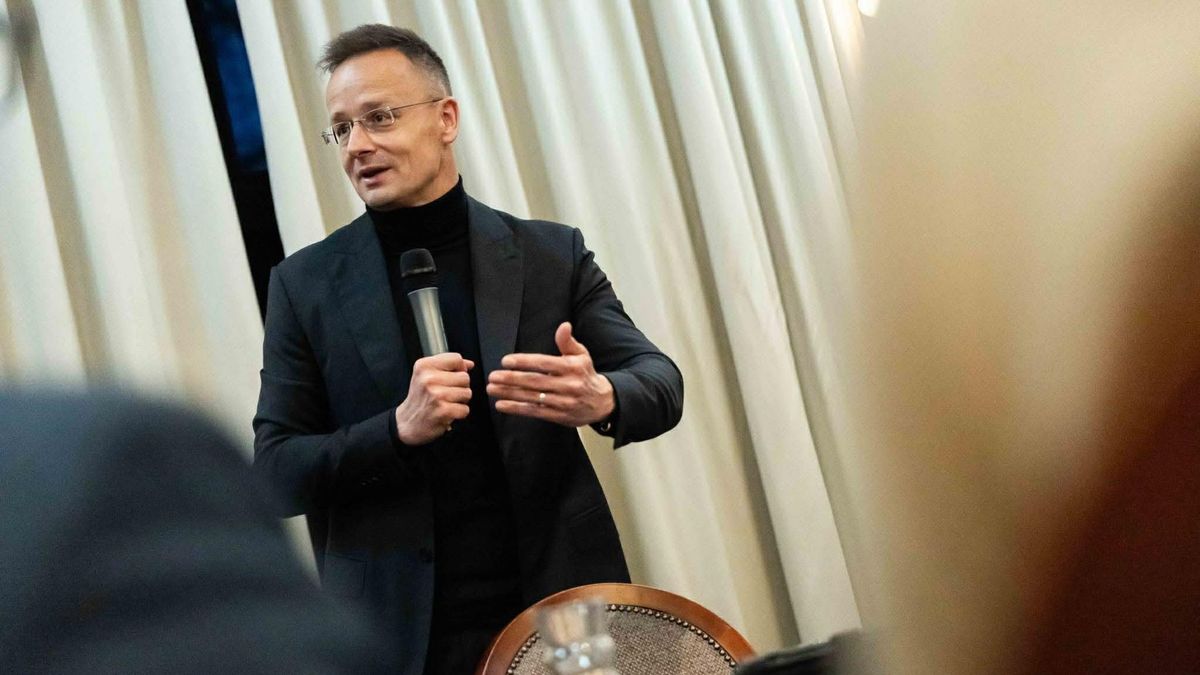 Szijjártó Péter felfedte a titkot, hogy lehet korán felkelni + videó