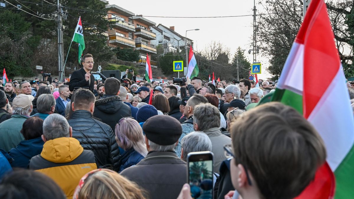 Budapest, 2026. március 6.
Szijjártó Péter külgazdasági és külügyminiszter beszédet mond a Tüntessünk az ukrán zsarolás ellen! címmel, a Nemzeti Ellenállási Mozgalom által szervezett demonstráción Ukrajna budapesti nagykövetsége előtt 2026. március 6-án.
MTI/Illyés Tibor