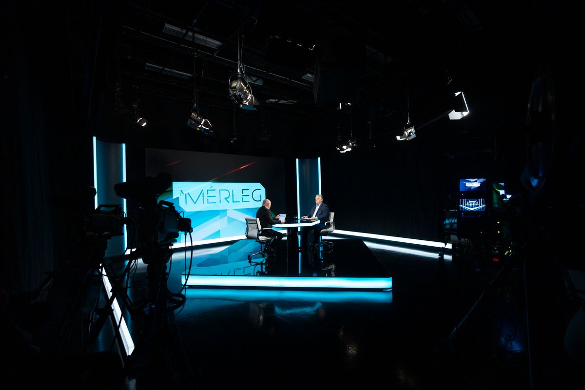 Budapest, 2026. március 4.
A Miniszterelnöki Kommunikációs Főosztály által közreadott képen Orbán Viktor miniszterelnök (j) az ATV YouTube-csatornáján közvetített, Mérleg című műsorában 2026. március 4-én. Balról Rónai Egon műsorvezető.
MTI/Miniszterelnöki Kommunikációs Főosztály/Fischer Zoltán