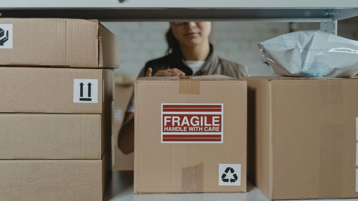 Vádlottak padján a futár, aki kézbesítés helyett ellopta a csomagokat