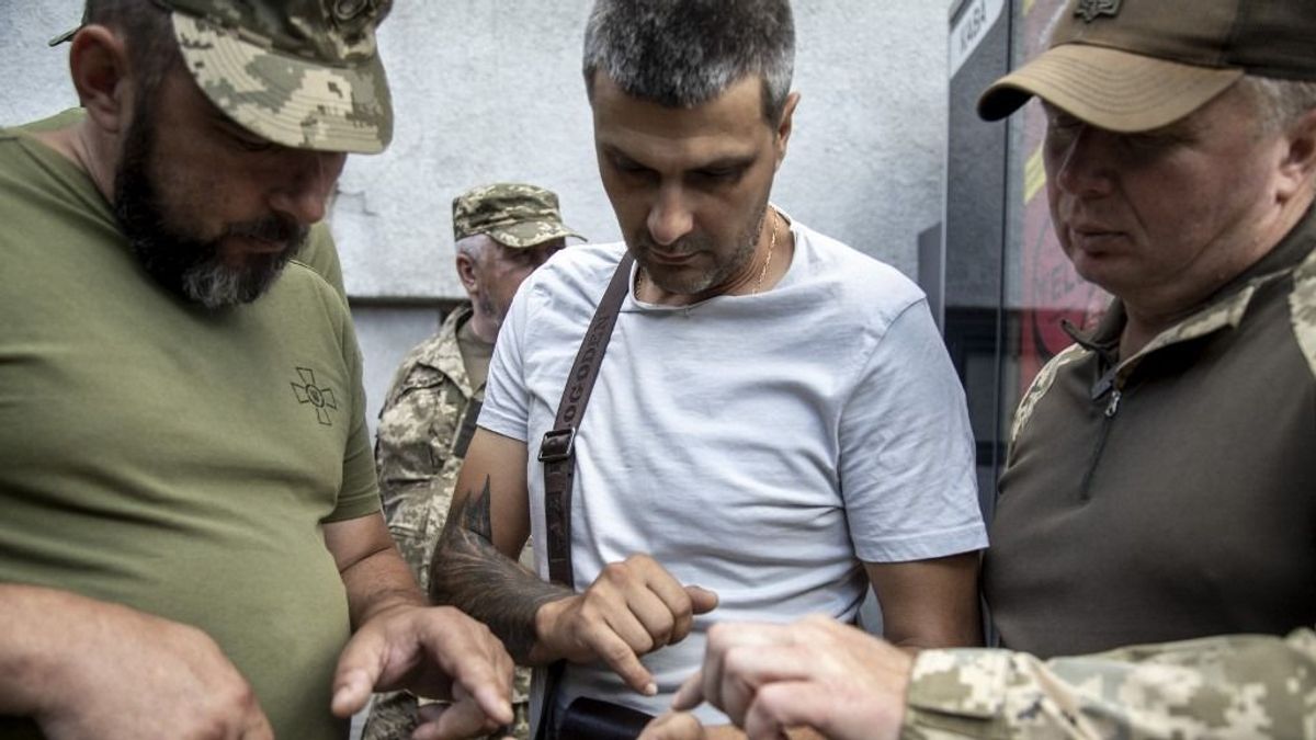 Kerítésbe kapaszkodva menekült meg a férfi Odesszában a kényszersorozás elől