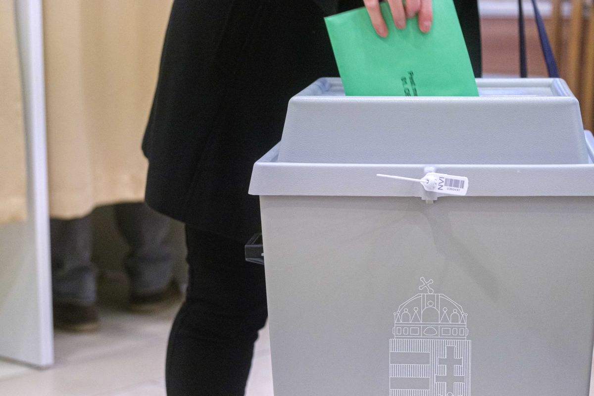 Csíkszereda, 2022. április 3.
Leadja szavazatát egy választópolgár a magyarországi országgyűlési választáson és gyermekvédelmi népszavazáson Magyarország csíkszeredai főkonzulátusán 2022. április 3-án.
MTI/Veres Nándor