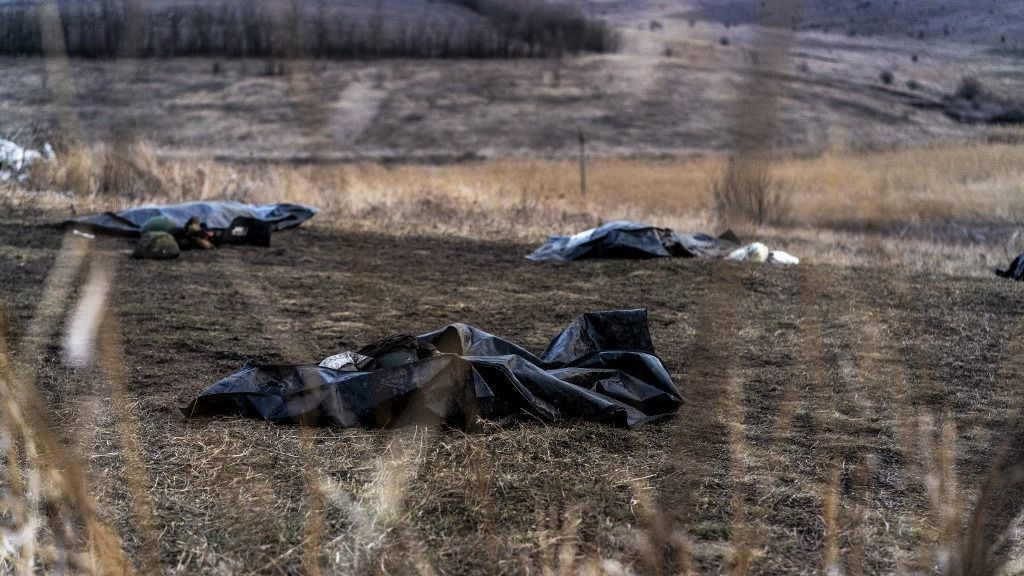 Az ukrán halállista főoldalán egy montázs látható, amelyen orosz katonák holttestei szerepelnek