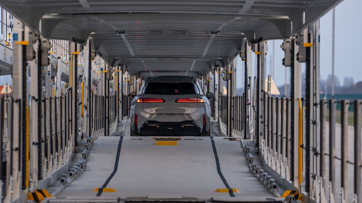 Vonatra kerültek az első BMW-k Debrecenben – friss képekkel