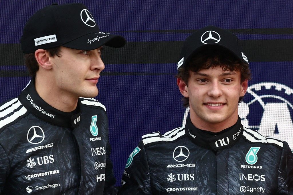 A Forma–1-es Japán Nagydíj futamán is a két Mercedes, George Russell (balra) és Andrea Kimi Antonelli csatáját lehetett várni