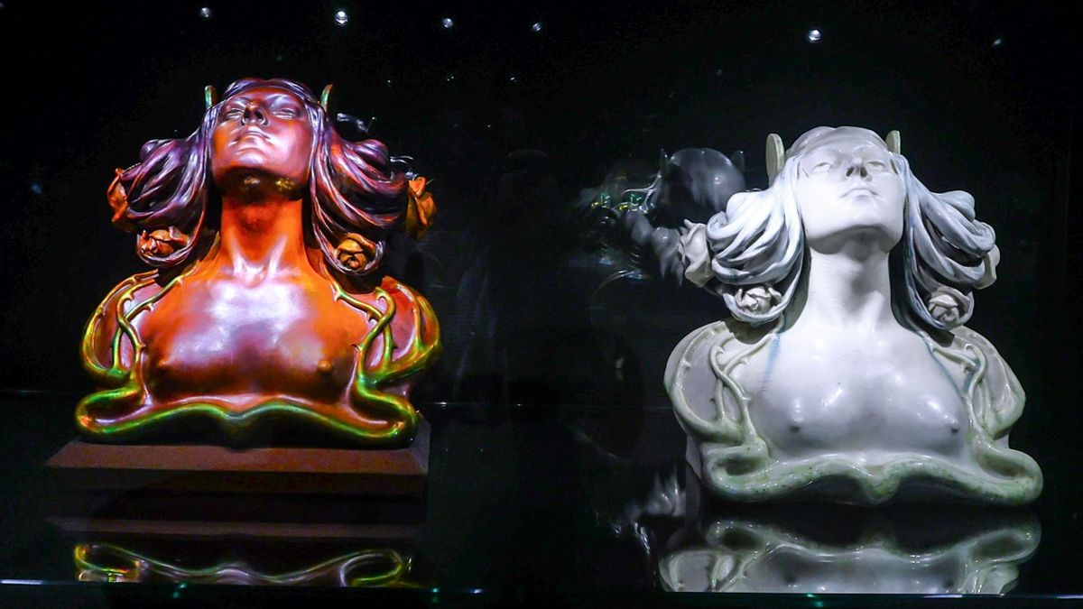 Merész erotika és a világ legdrágább szecessziós kerámiái: Ingyen látható az egyedi darabokat felvonultató Zsolnay-gyűjtemény