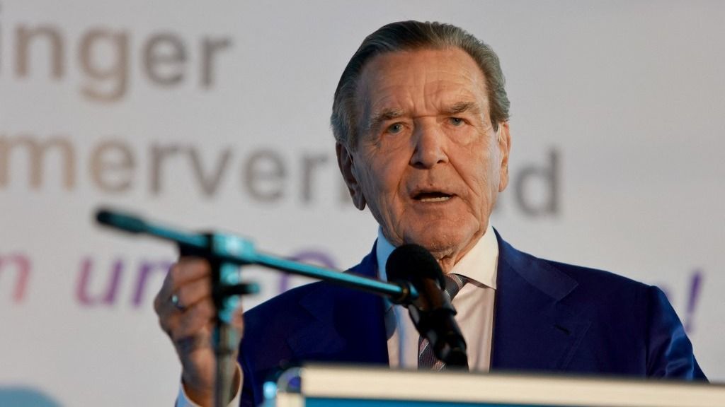 Gerhard Schröder, volt német kancellár neve 2018 augusztusában került fel az adatbázisba