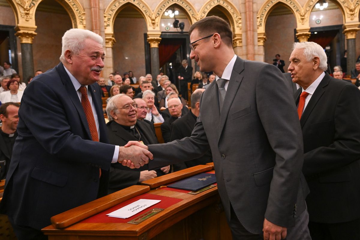 Budapest, 2026. március 8.
Fónagy János, a Nemzetgazdasági Minisztérium parlamenti államtitkára (b) és Gulyás Gergely, a Miniszterelnökséget vezető miniszter Esterházy János, a mártírsorsú felvidéki politikus emlékére rendezett ünnepségen az Országház Felsőházi termében 2026. március 8-án. Mögöttük Orosch János nagyszombati római katolikus érsek (b2) és Latorcai János, az Országgyűlés alelnöke (j).
MTI/Illyés Tibor