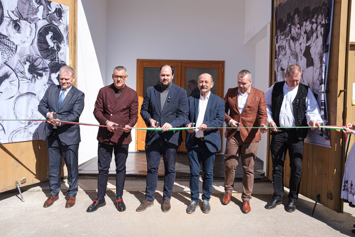 Székelyudvarhely, 2026. március 13.
Nacsa Lőrinc, a Miniszterelnökség nemzetpolitikáért felelős államtitkára (b3), Antal Lóránt, a Romániai Magyar Demokrata Szövetség (RMDSZ) Hargita megyei szenátora (b2), Gyombolai Péter csíkszeredai konzul (b), Kelemen László, az Erdélyi Hagyományok Háza Alapítvány elnöke (j3), Szakács-Paál István, Székelyudvarhely polgármestere (j2), Orendi István, az Udvarhely Néptáncműhely igazgatója (j) az Erdélyi Hagyományok Háza Alapítvány székelyudvarhelyi épületének átadásán 2026. március 13-án.
MTI/Veres Nándor