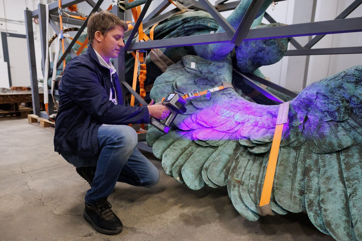 20260312 -- Sajtótájékoztató a Hősök tere milleniuimi szoborcsoportjának Gábriel arkangyalt ábrázoló szobrának restaurálásáról a Museum Complex Kft. restaurátorműhelyében. Laczik Csaba // fotó: Hatlaczki Balázs