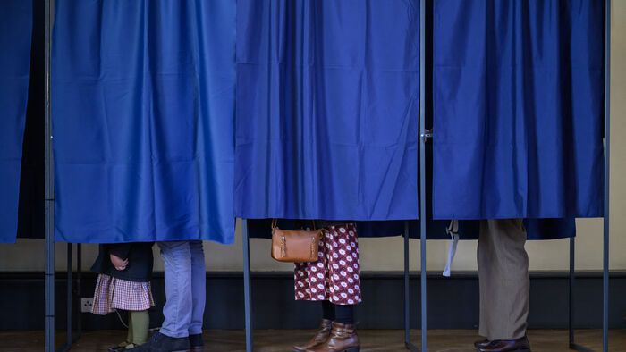 Szavazók a szavazófülkékben állnak a 2026-os franciaországi önkormányzati választások első fordulójában