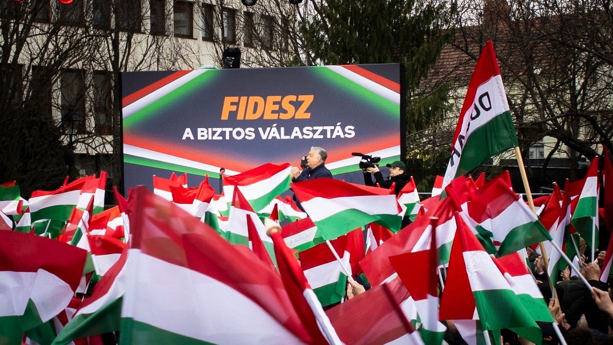 Szállj fel, szabad madár! – Így várták Orbán Viktort a színpadra Veszprémben