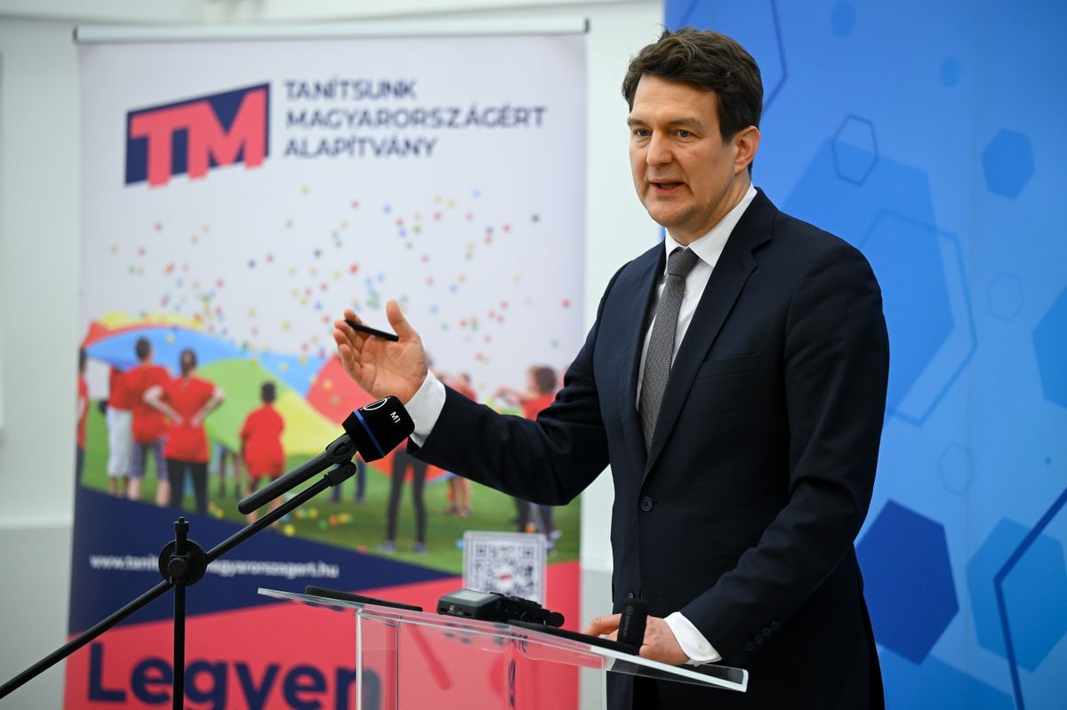 Debrecen, 2026. március 4.
György László, a program irányításáért felelős kormánybiztos a Debreceni Szakképzési Centrum (DSzC) és a Tanítsunk Magyarországért program táborairól tartott sajtótájékoztatón Debrecenben 2026. március 4-én. A DSzC 2024-ben bevezetett mintatáborát az idén először országos méretűvé bővítik: a Tanítsunk Magyarországért program keretében a nyáron több mint harminc szakképzési centrum szervez bentlakásos nyári táborokat hetedik osztályos általános iskolásoknak.
MTI/Czeglédi Zsolt