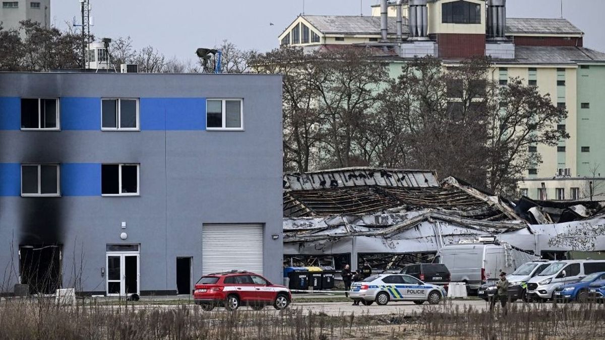 A cseh rendőrség terrortámadásként vizsgálja a fegyvergyárban kitört tüzet