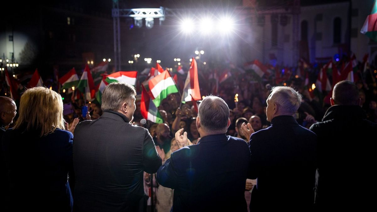 Kaposvár, 2026. március 16.
A Miniszterelnöki Kommunikációs Főosztály által közreadott képen Orbán Viktor miniszterelnök, a Fidesz elnöke (k, háttal) országjárásának kaposvári állomásán, a Kossuth téren 2026. március 16-án.
MTI/Miniszterelnöki Kommunikációs Főosztály/Fischer Zoltán