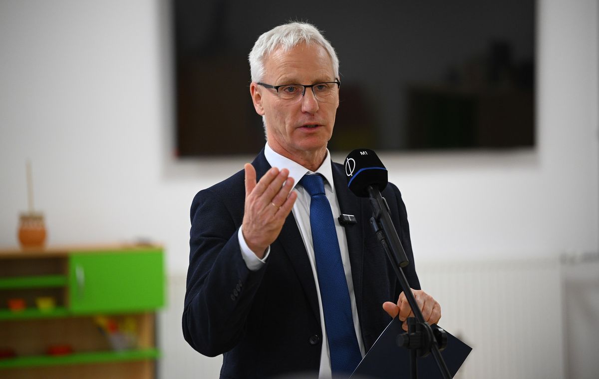 Körösszakál, 2026. március 2.
Soltész Miklós, a Miniszterelnökség egyházi és nemzetiségi kapcsolatokért felelős államtitkára beszédet mond a megújult román nemzetiségi óvoda átadásán Körösszakálon 2026. március 2-án.
MTI/Czeglédi Zsolt