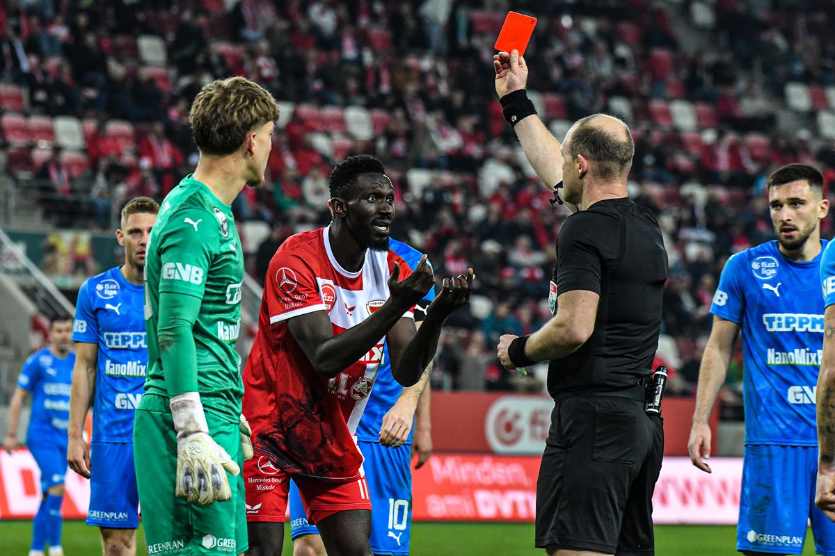 A Diósgyőr-Kazincbarcika mérkőzést végképp eldöntő jelenet: Colley kiállítása. Nebojsa Vignjevics magára vállalja a felelősséget, lázonganak az ultrák