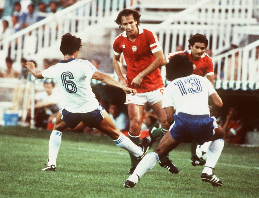 Hungary's Nyilasi (middle) makes his way past the two El Salvador players Ventura (no 6) and Rivas (no 13) during the 1982 FIFA World Cup match Hungary vs El Salvador on June 14th 1982 in Elche. The Central Americans lost almost every tackle against the Magyars. Hungary won big-time with 10:1. (Photo by Staedele / DPA/AFP / dpa Picture-Alliance via AFP)