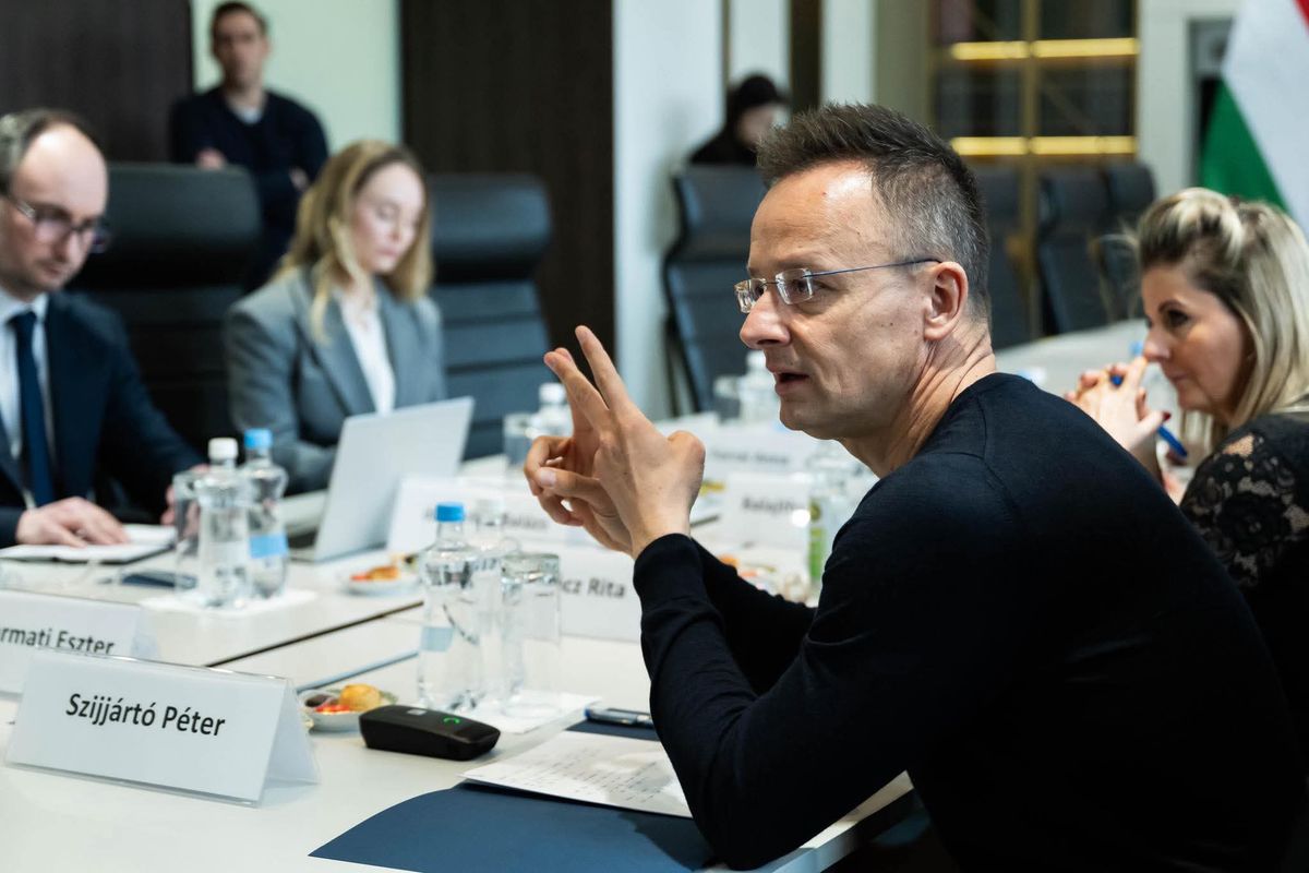 Szijjártó Péter a Védelmi és Energiabiztonsági Tanács ülését követően élőben jelentkezett