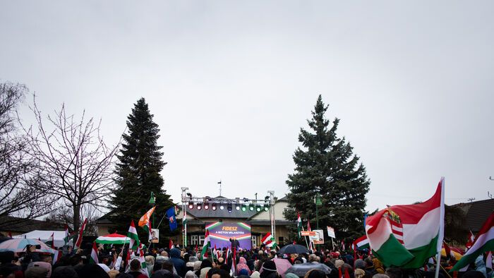 Az eső sem állította meg Orbán Viktor országjárását: Pécelen is rengetegen hallgatták a kormányfőt