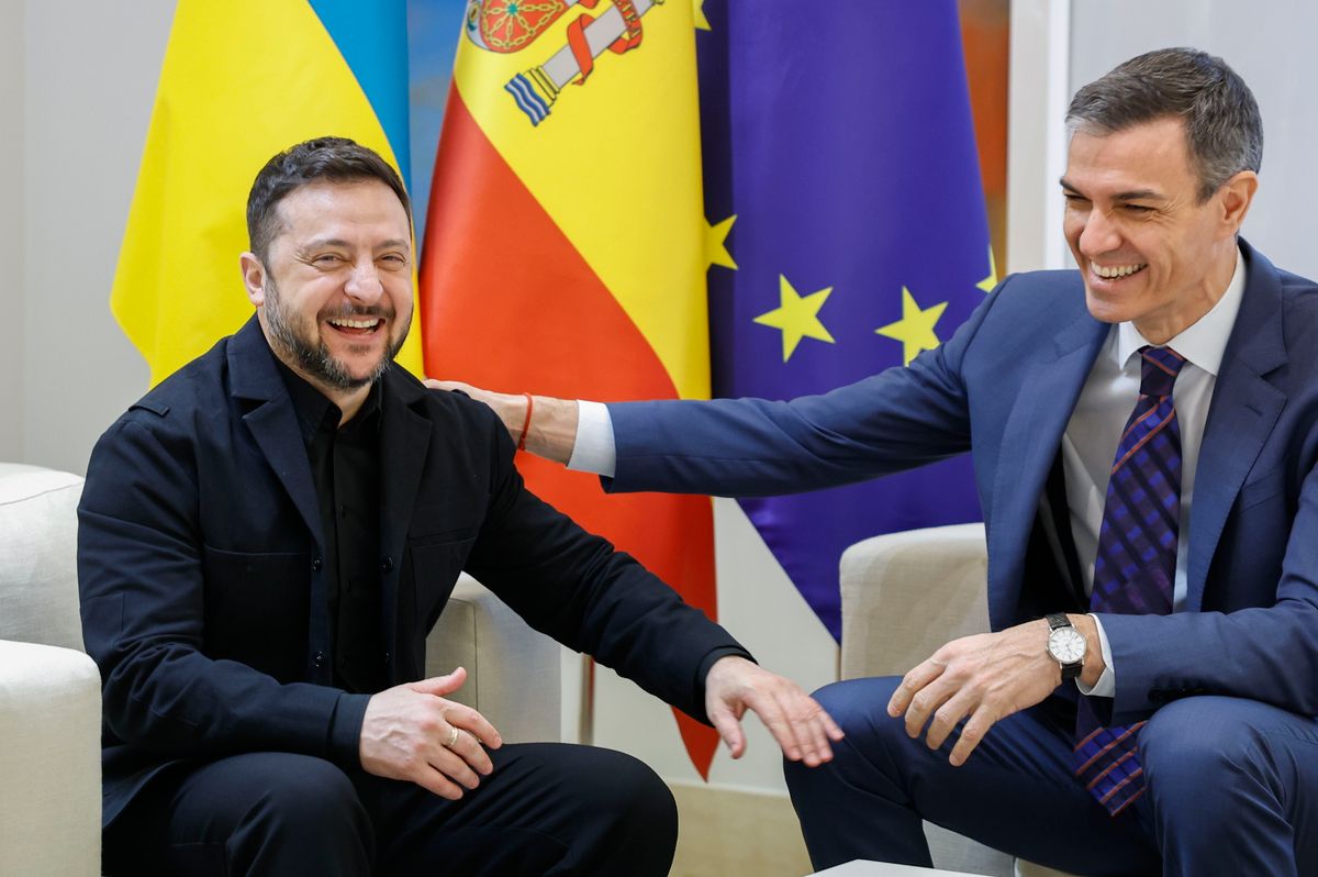 Madrid, 2026. március 18.
Pedro Sánchez spanyol miniszterelnök (j) és Volodimir Zelenszkij ukrán államfő megbeszélést folytat a madridi kormányfői hivatalban, a Moncloa-palotában 2026. március 18-án.
MTI/EPA/EFE/Chema Moya