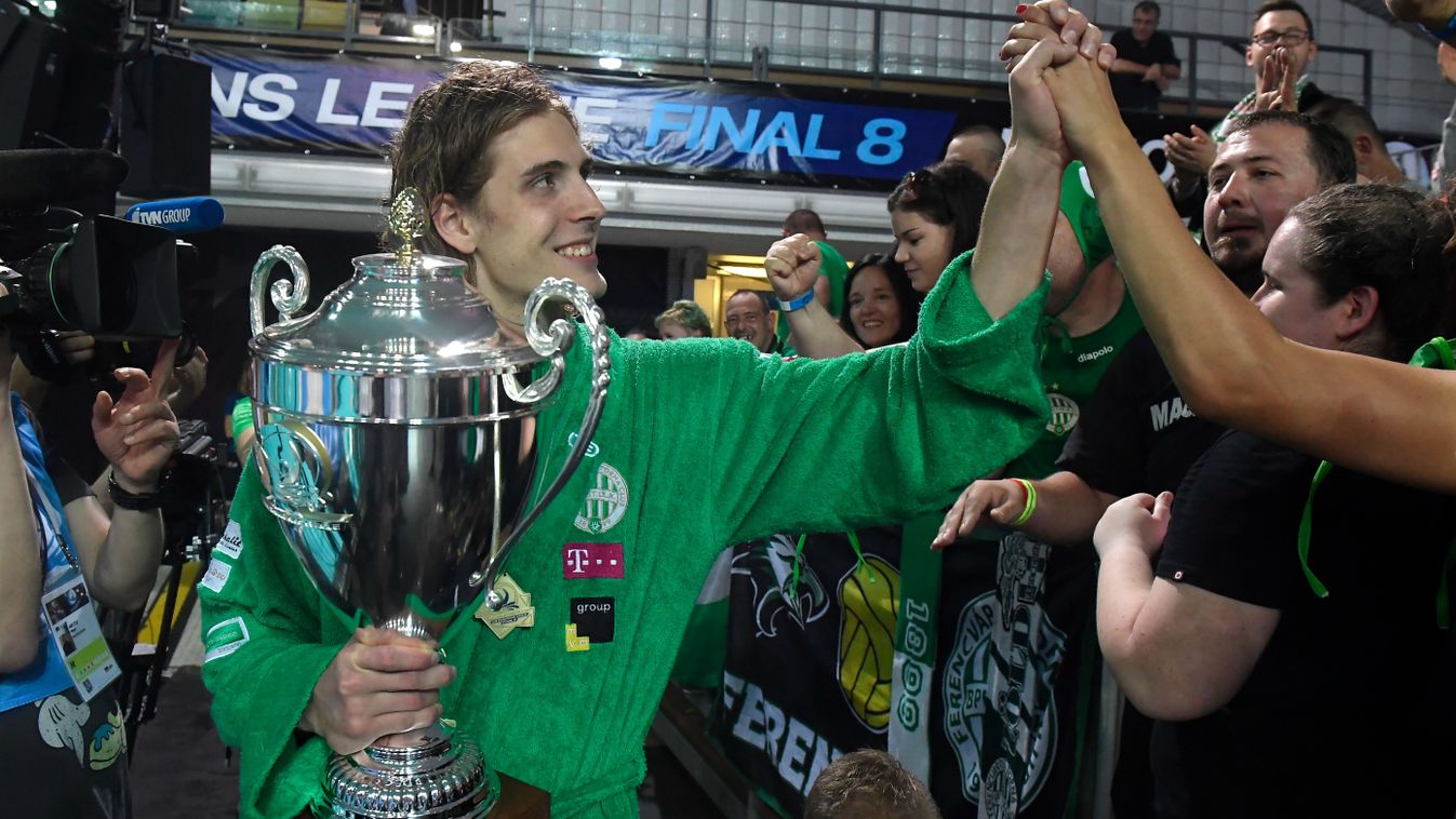 Ferencváros
Hannover, 2019. június 8.
Vogel Soma, a Ferencváros kapusa (b) ünnepli a szurkolókkal a csapat győzelmét a férfi vízilabda Bajnokok Ligája nyolcas döntőjének (final 8) döntőjében játszott FTC-Telekom Waterpolo-Olympiakosz mérkőzés végén Hannov