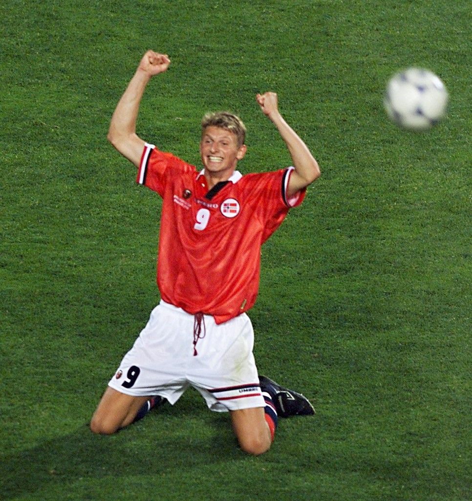 Norwegian forward Tor Andre Flo jubilates 23 June at the Stade Velodrome in Marseille, south of France, at the end of the 1998 Soccer World Cup Group A first round match between Brazil and Norway. Norway won 2-1 and qualified for the second round.  (ELECTRONIC IMAGE) AFP PHOTO   GEORGES GOBET (Photo by Georges GOBET / AFP)
