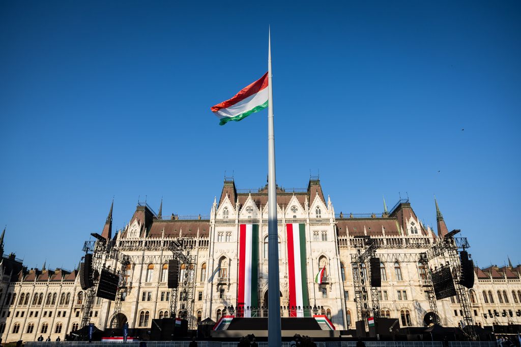 zászlófelvonás március 15.