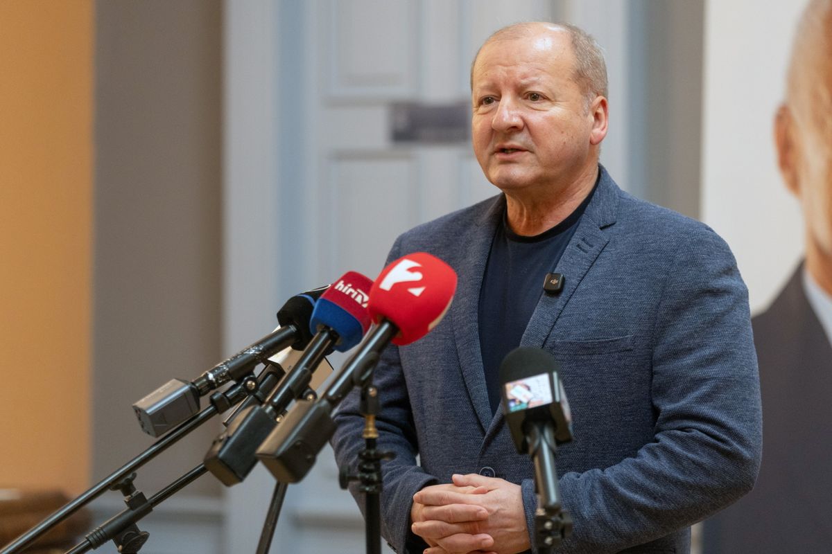 Szentes, 2026. február 24.
Simicskó István, a KDNP országgyűlési frakcióvezetője a kormánypártok országjárásának szentesi fóruma előtt tartott sajtótájékoztatón 2026. február 24-én.
MTI/Rosta Tibor