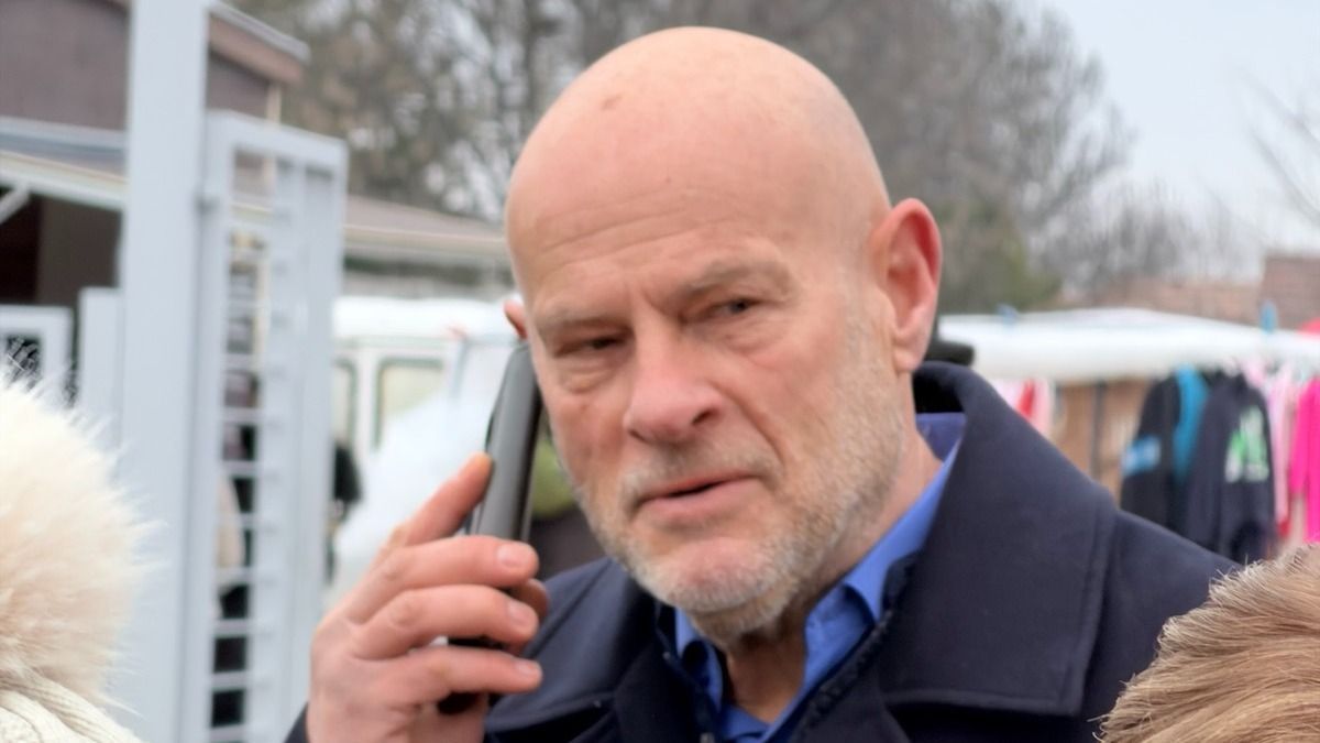 Kínosan leszerepelt a tiszás képviselő-jelölt, alpári stílusával és nevetséges dalolászásával