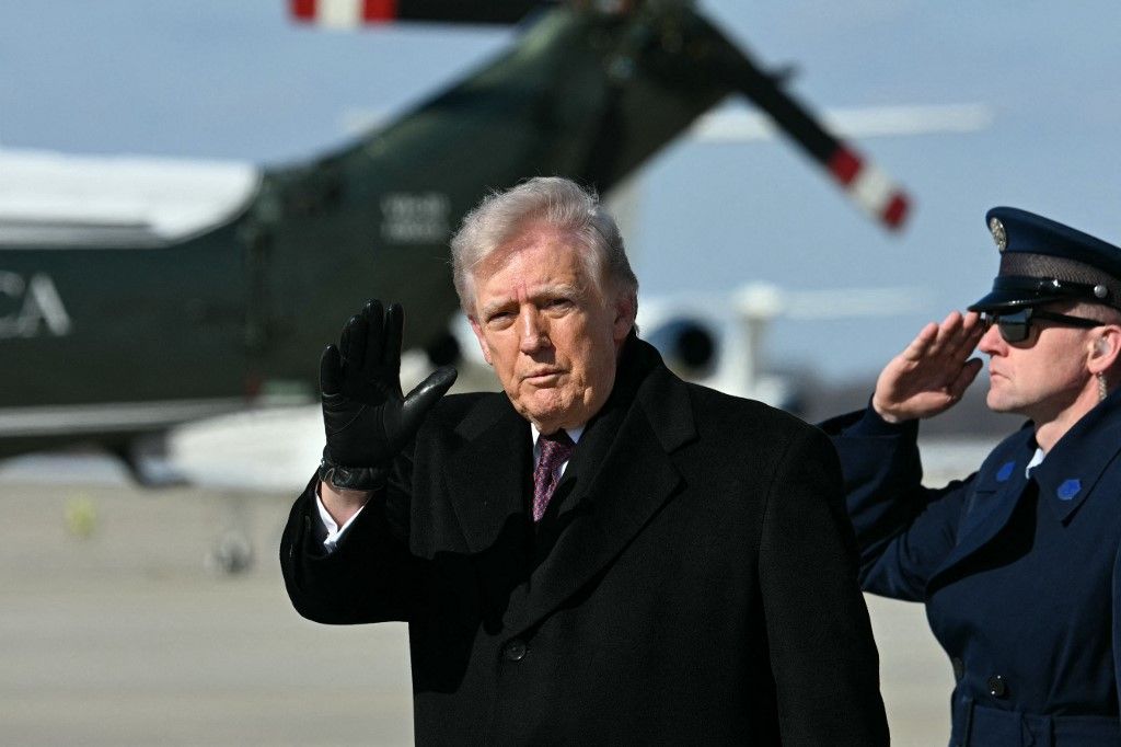 US President Donald Trump waves as he steps off Air Force One at Joint Base Andrews, Maryland, on his way back from Dover Air Force Base in Delaware after attending a dignified transfer solemn event on March 18, 2026. President Trump traveled to Dover Air Force Base to pay his respects to 6 US military members who were killed during a crash of a refueling aircraft in western Iraq last week. (Photo by Jim WATSON / AFP)