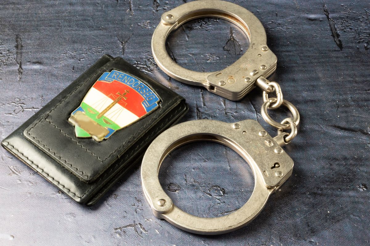 Hungarian police - rendőrség - badge and handcuff