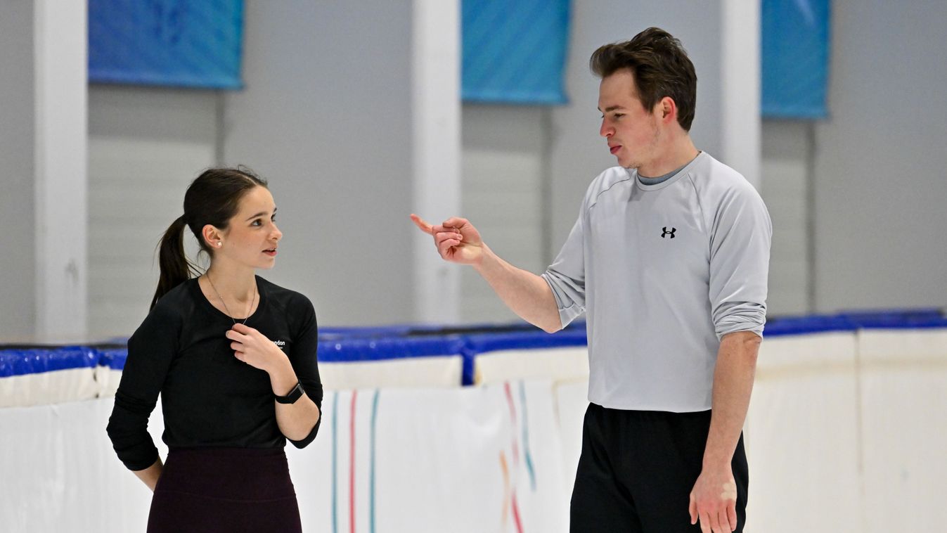 Pavlova-Szvjatcsenko
Budapest, 2026. január 21.
A milánói-cortinai téli olimpiára készülő Pavlova Maria és Sviatchenko Alexei műkorcsolyapáros edzésen a budapesti Gyakorló Jégcsarnokban 2026. január 21-én.
MTI/Illyés Tibor