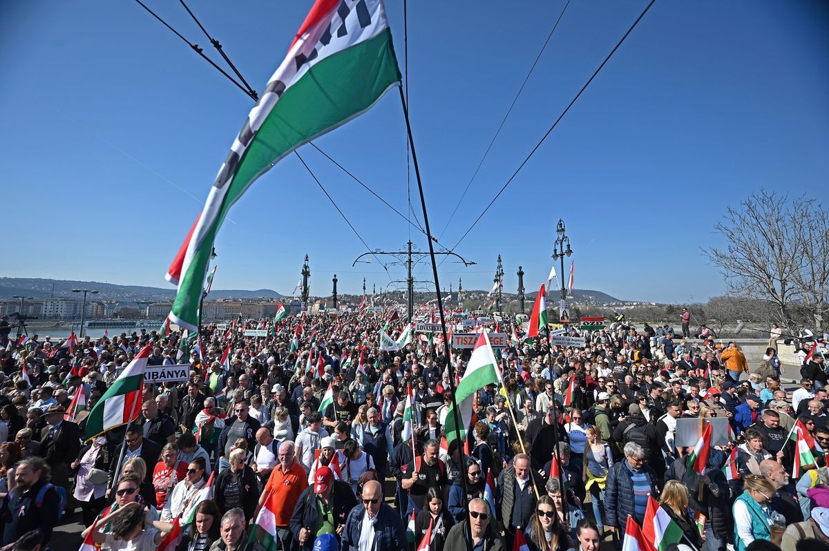 Budapest, 2026. március 15.
A Civil Összefogás Fórum - Civil Összefogás Közhasznú Alapítvány (CÖF-CÖKA) Békemenetének résztvevői a Margit hídon az 1848-49-es forradalom és szabadságharc kitörésének évfordulóján 2026. március 15-én.
MTI/Balogh Zoltán