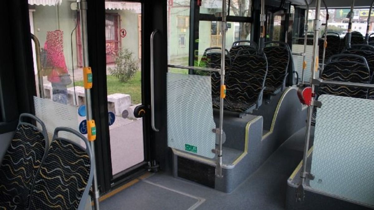 Kirepült a csecsemő a babakocsiból, mert a győri fehér suzukis nem bírt az indulataival