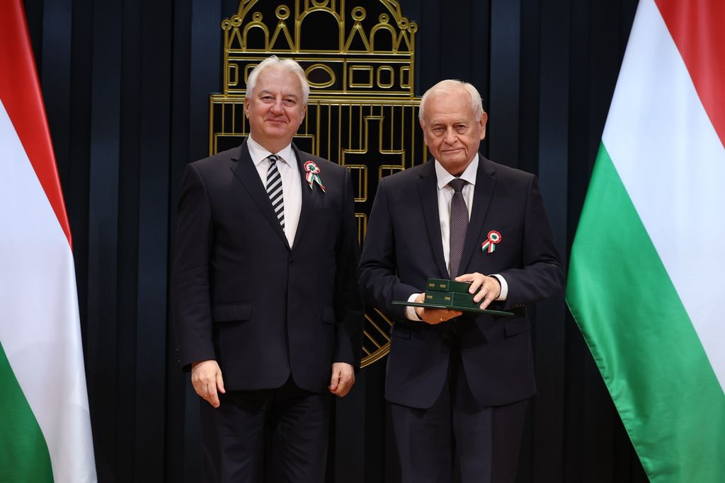 Állami kitüntetéseket adott át Semjén Zsolt a Karmelita kolostorban 