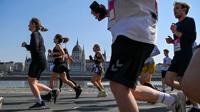 A 41. Telekom Vivicittá futófesztivál félmaratoni versenyének mezőnye az Angelo Rotta rakparton, a háttérben az Országház épülete 