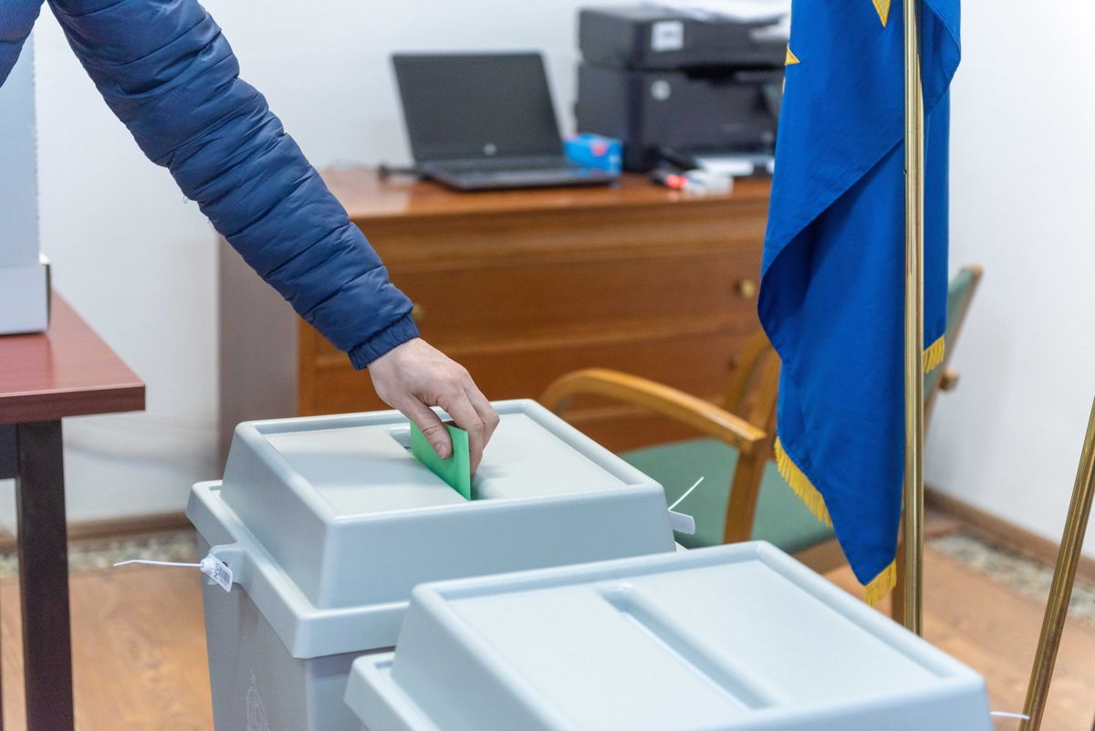 Kolozsvár, 2022. április 3.
Leadja szavazatát egy választópolgár az országgyűlési választáson és gyermekvédelmi népszavazáson Magyarország kolozsvári főkonzulátusán 2022. április 3-án.
MTI/Kiss Gábor