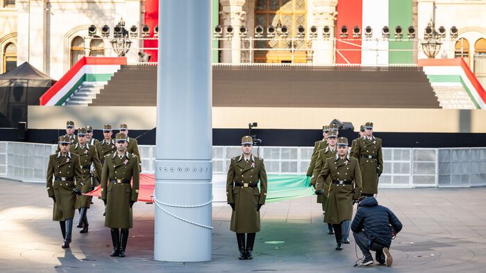 zászlófelvonás március 15.