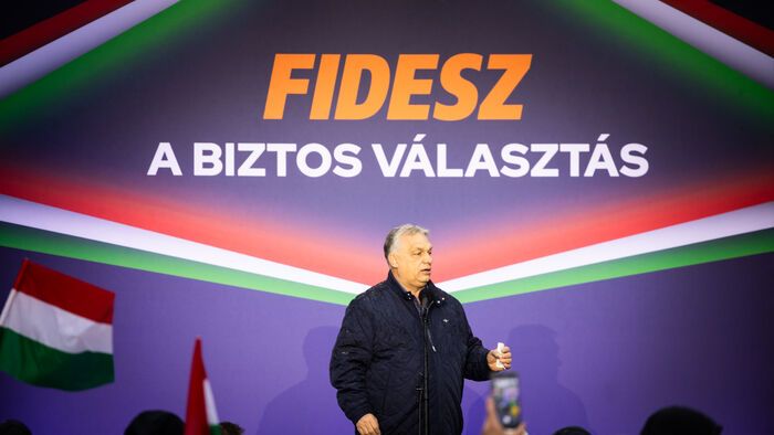 Az eső sem állította meg Orbán Viktor országjárását: Pécelen is rengetegen hallgatták a kormányfőt